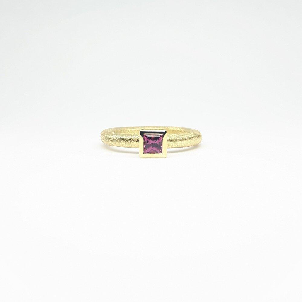 "combiring small", 18kt Gelbgold und purpur Granat 4x4mm.