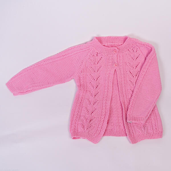 Veste pour filles avec un motif élaboré, tricotée à la main