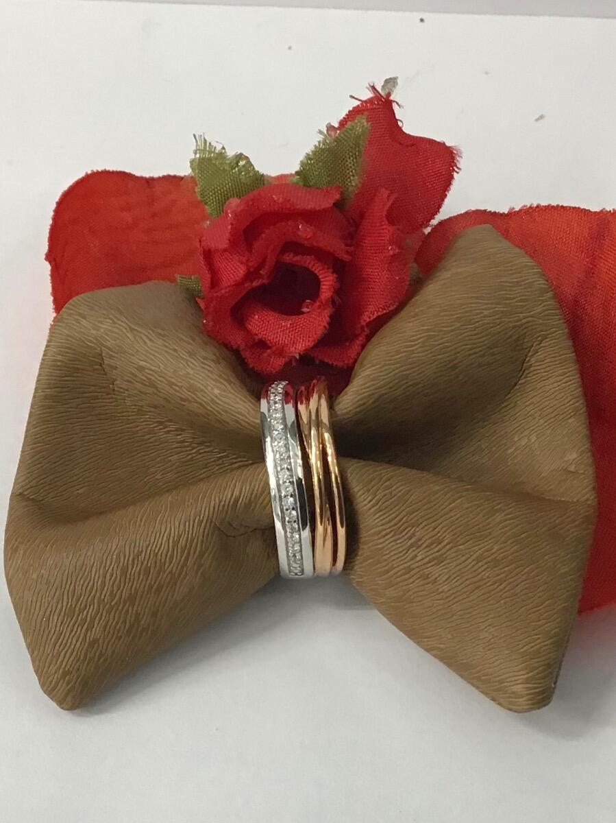 # Ring aus Roségold und Weißgold mit natürlichen Diamanten 0,12ct.