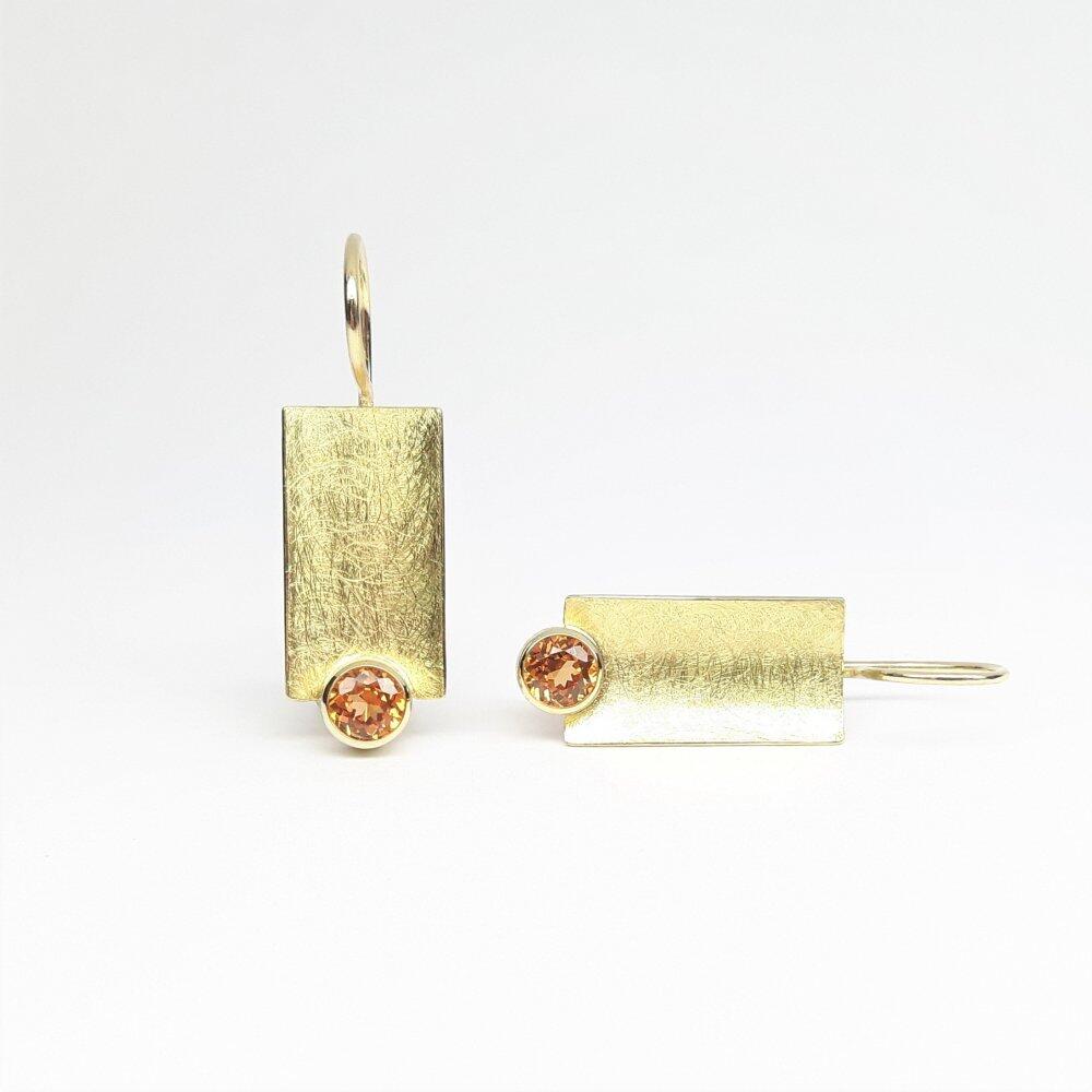 Stud earrings in 18kt yellow gold and mandarin garnet.