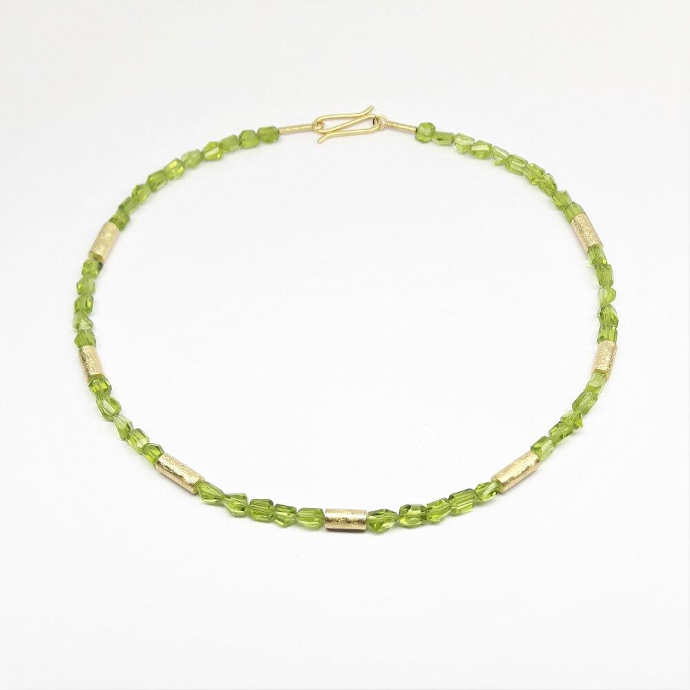 Halsschmuck aus Peridotkristallen sowie 18kt Gelbgold. Unikat.