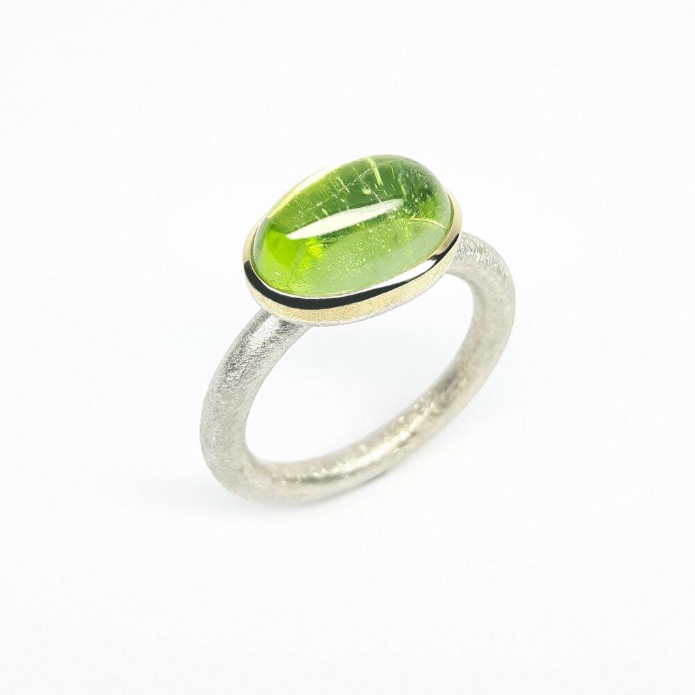 Ring aus 925er Silber, 18kt Gelbgold und Peridot. Unikat.