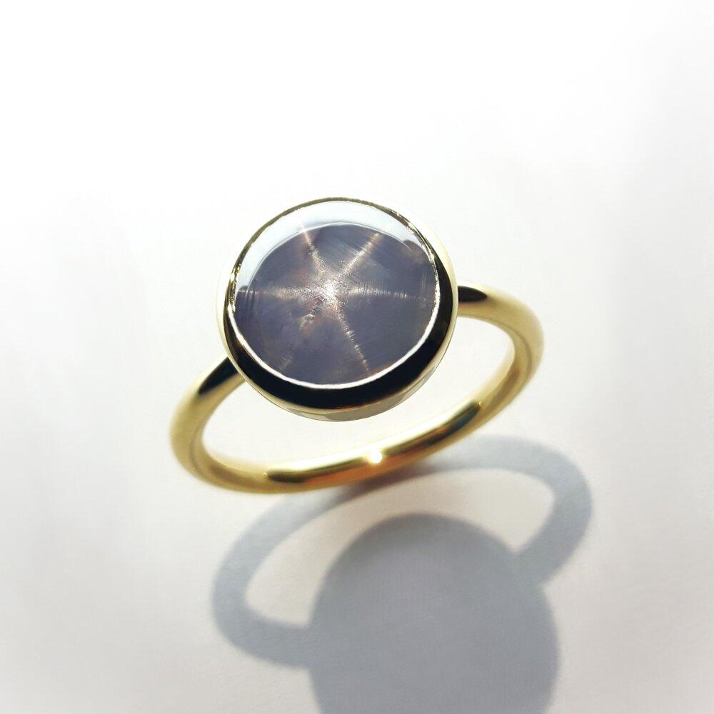 "star sapphire", bague en or jaune 18kt et saphir étoilé rare. Pièce unique.