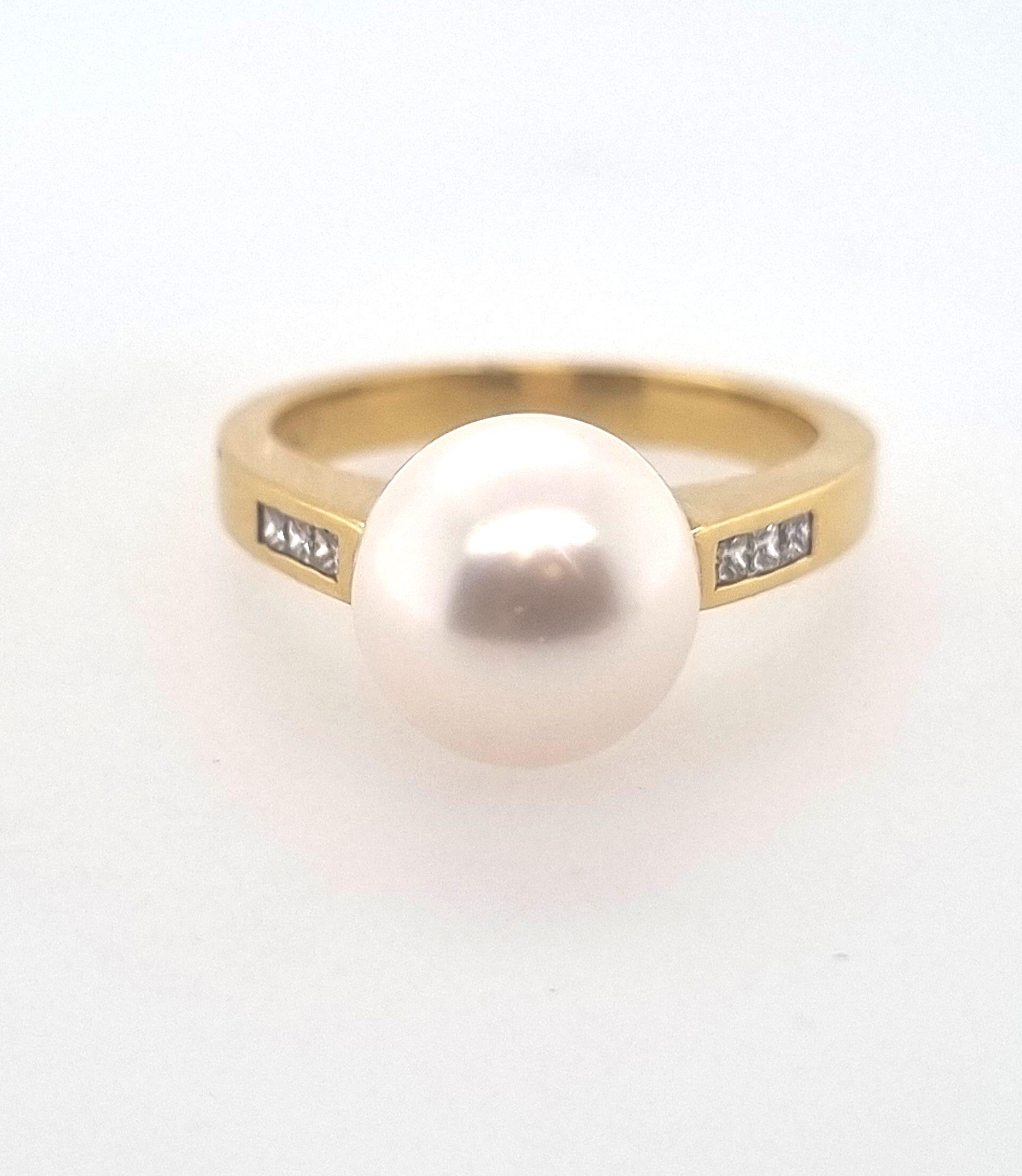 18K Gelbgoldring mit einer Süßwasserperle von 9,5/10mm und 0,16ct natürlichen Diamanten