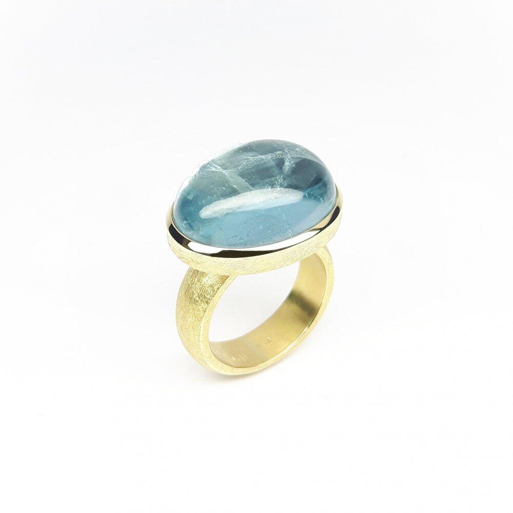 Ring "into the blue", 18kt yellow gold and aquamarine. Unique piece.