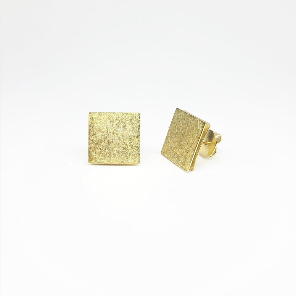 Stud earrings in 18kt yellow gold.