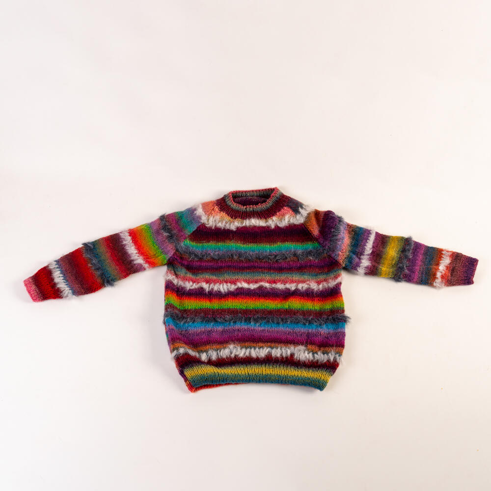Handgestrickter, bunter Kinderpullover