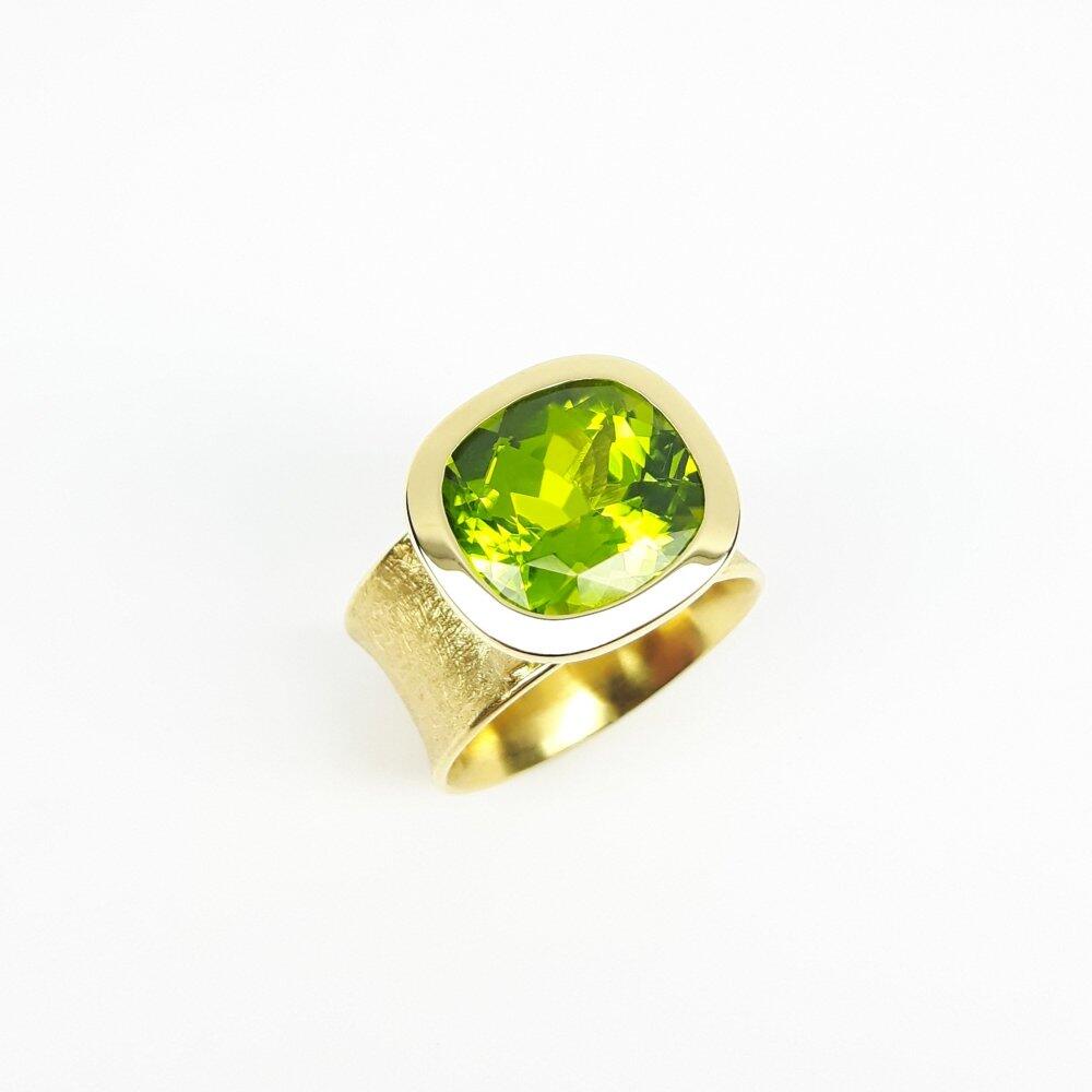 Ring in 18kt yellow gold and bright green peridot. Unique piece.