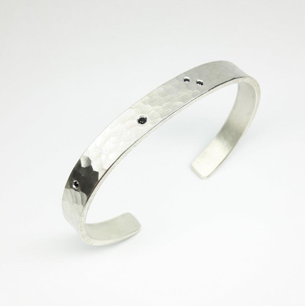 Armreif aus 925er Silber und schwarzen Diamanten. Unikat.