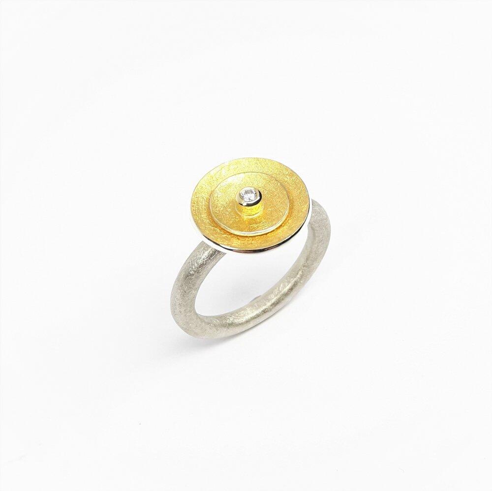 Bague en argent 925/-, or fin et diamant.