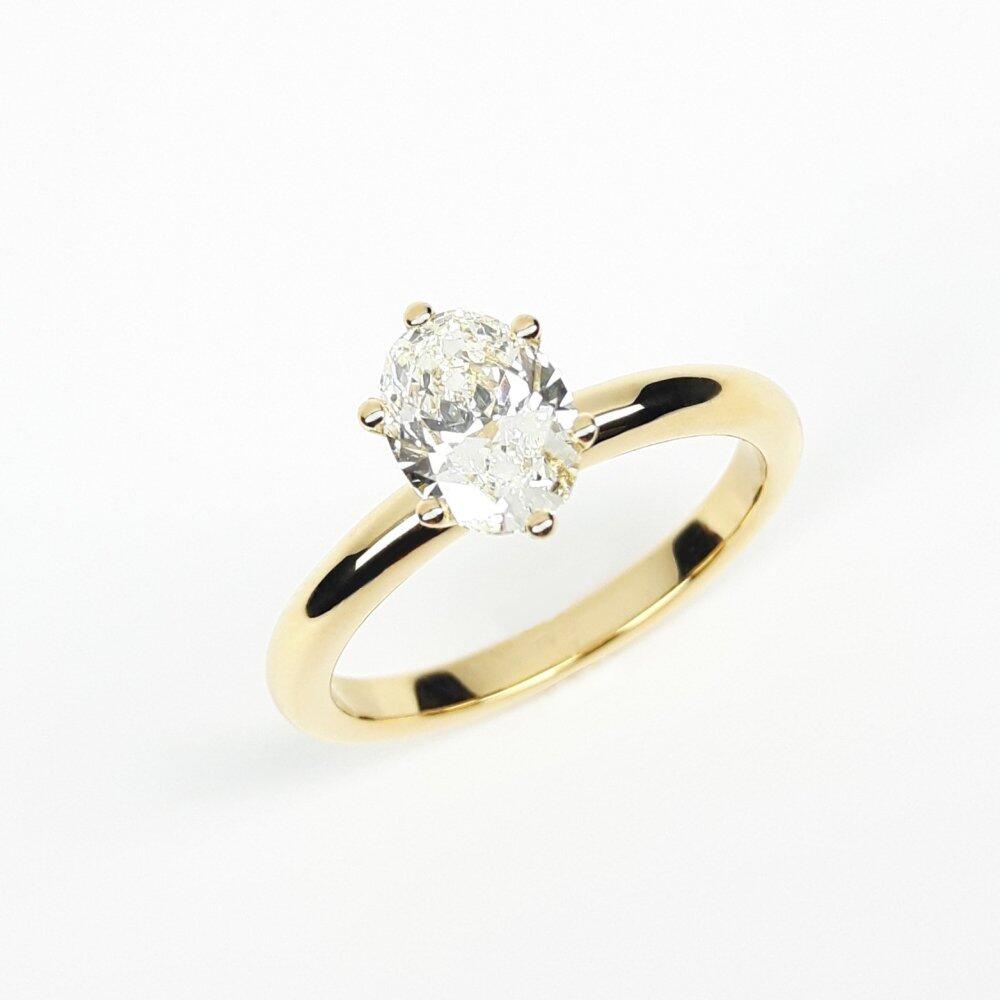 Bague solitaire en or jaune 18kt et diamant ovala 1,01ct. Pièce unique.