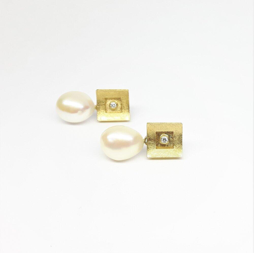 Earrings in 18kt yellow gold, freshwater cultured pearls and diamonds.