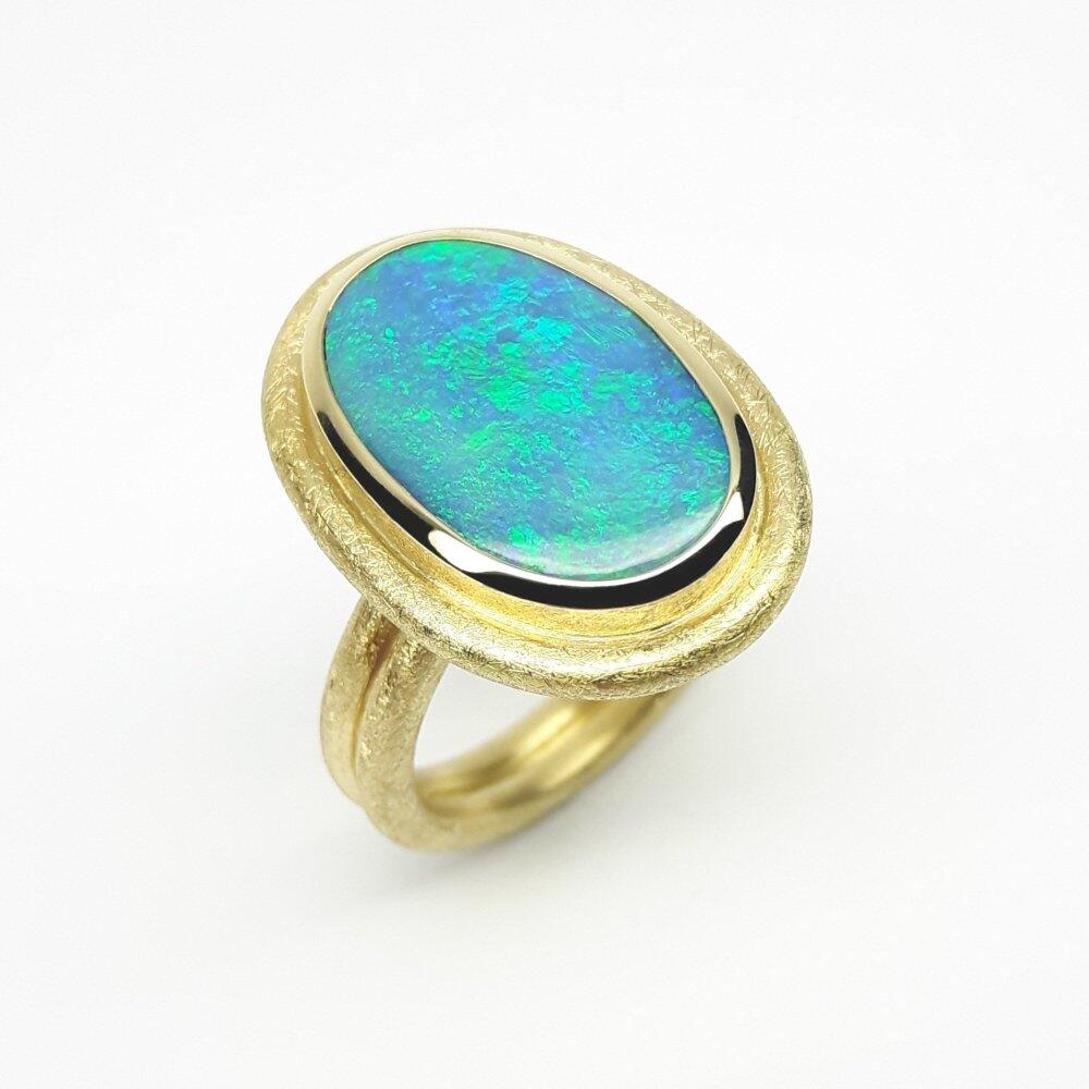 'the lagoon', bague en or jaune 18kt et opale noire australienne. Pièce unique.