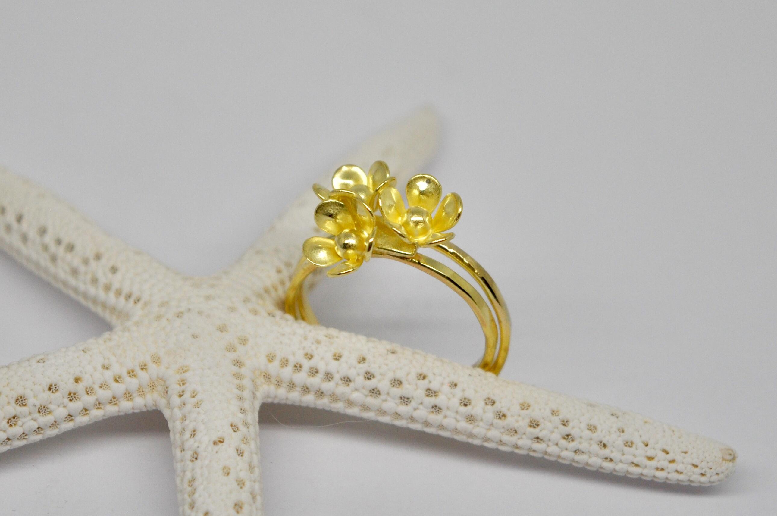 Bague en or jaune 18 carats avec 3 fleurs