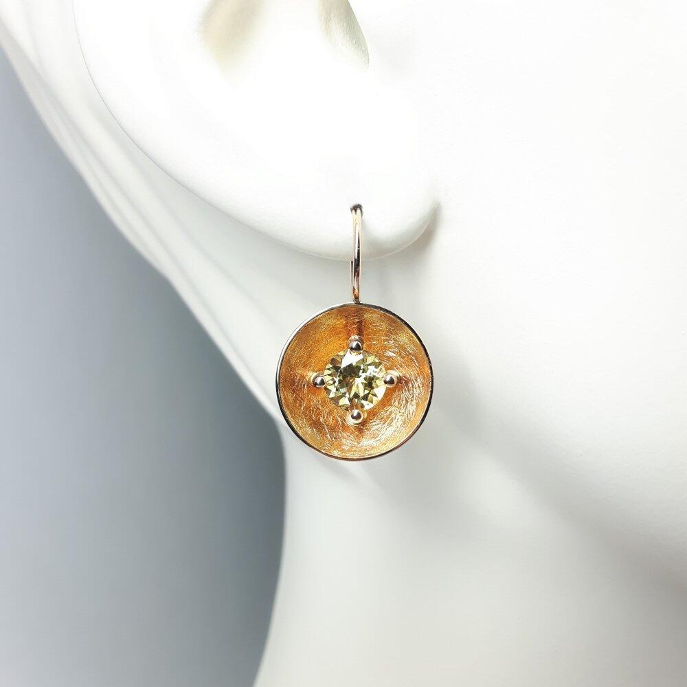 Ohrhänger aus 18kt Rotgold und Goldberyllen Ø7mm. Unikat.
