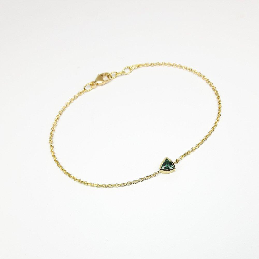 Bracelet en or jaune 18kt et tourmaline trillion. Pièce unique.