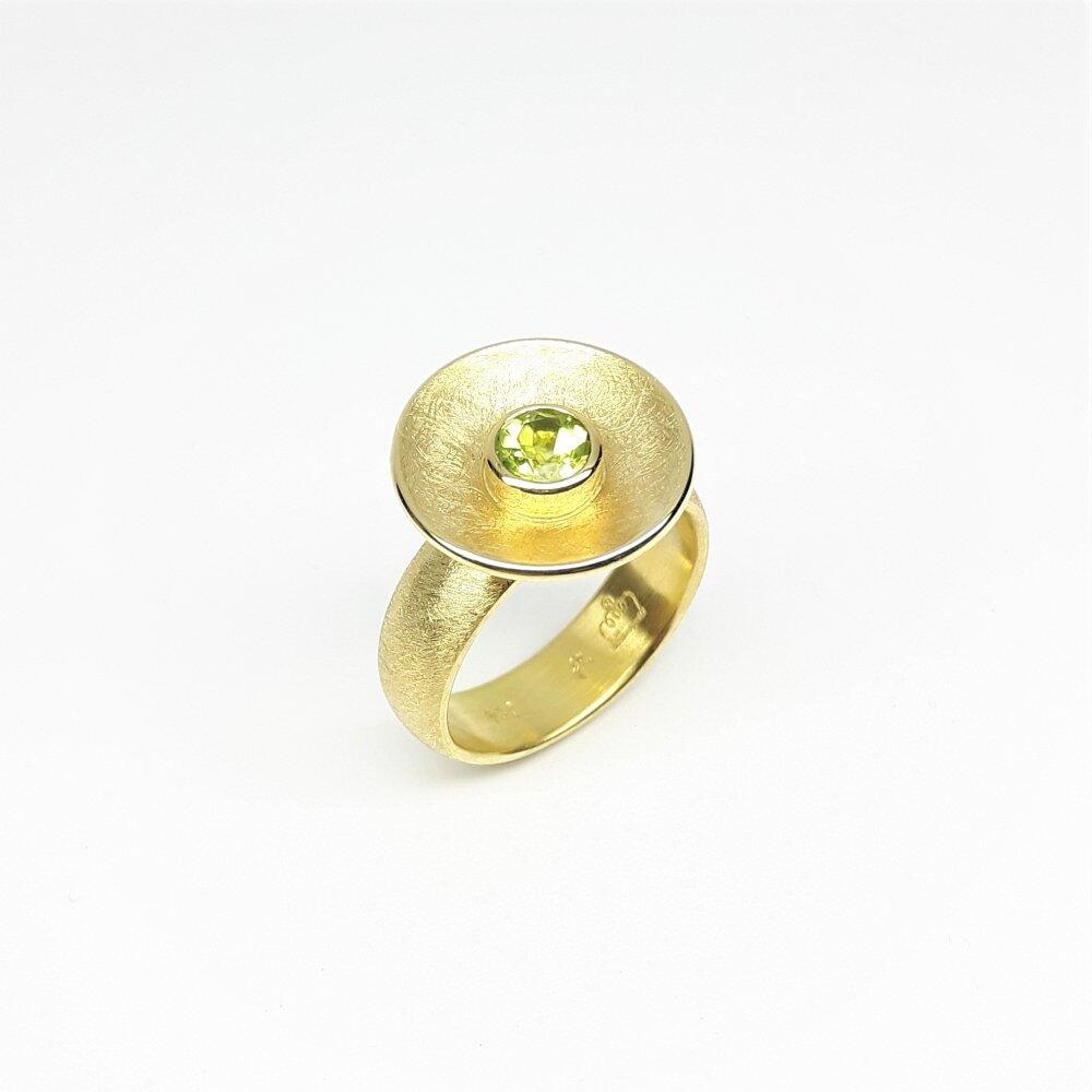 Bague en or jaune 18kt et péridot.