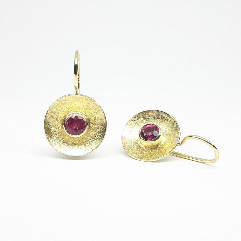 Earrings in 18kt yellow gold and pink tourmaline. Unique piece.