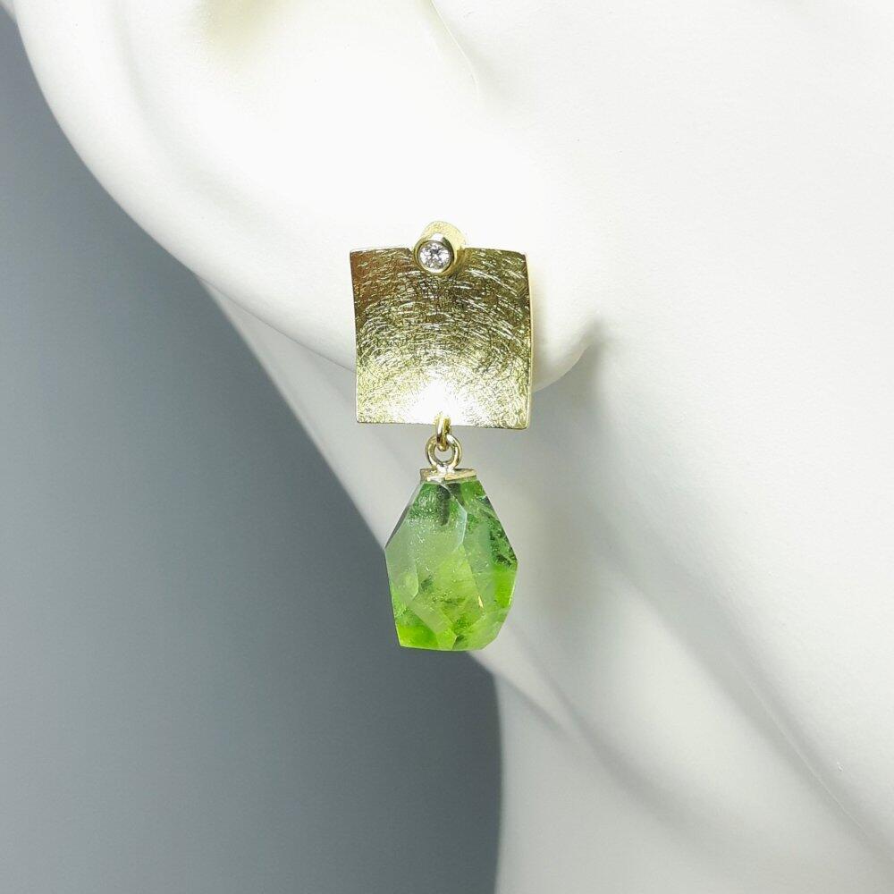 Boucles d'oreilles en or jaune 18kt, péridot et diamants. Pièce unique.