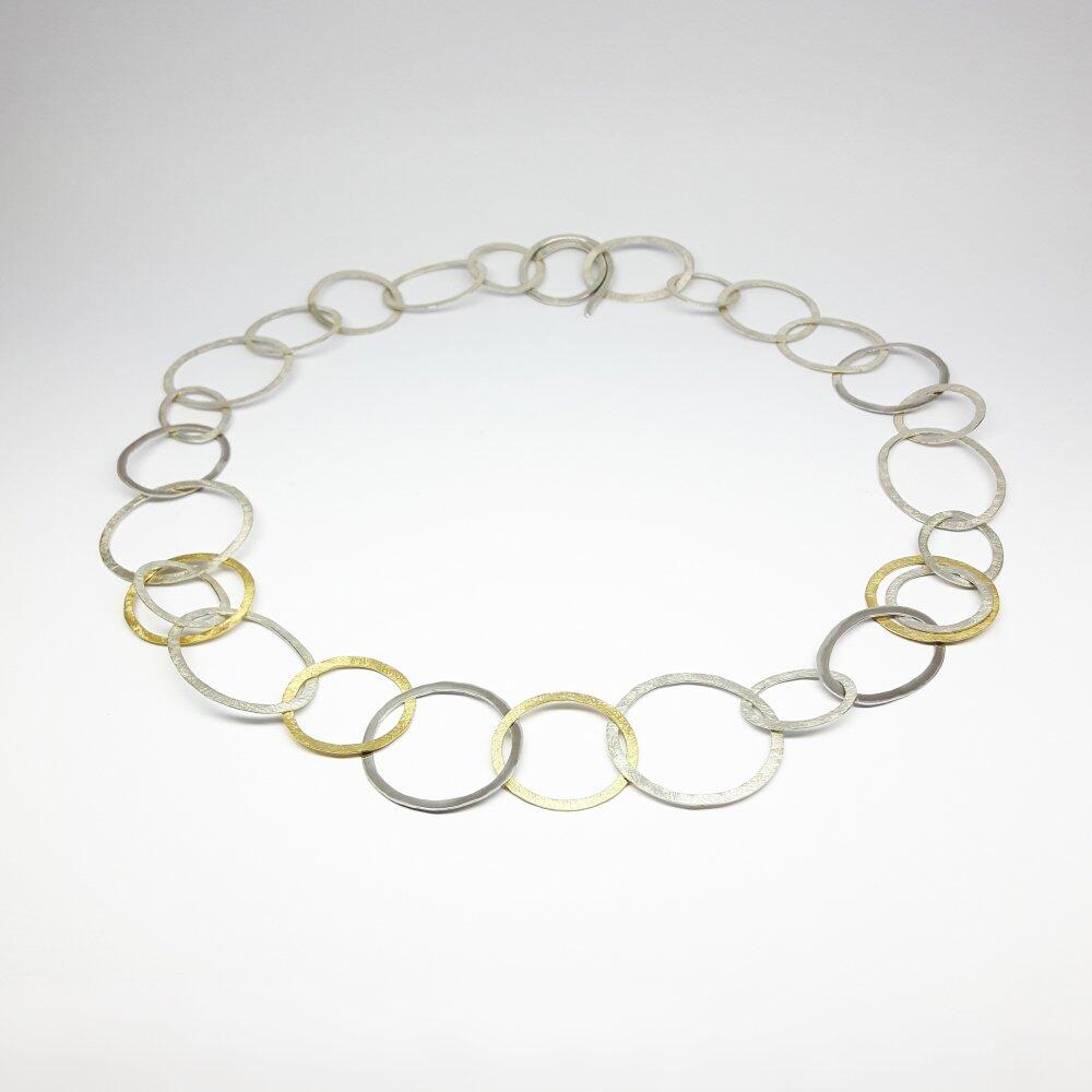 Collier en argent et or jaune 18kt, martelé à la main. Pièce unique.