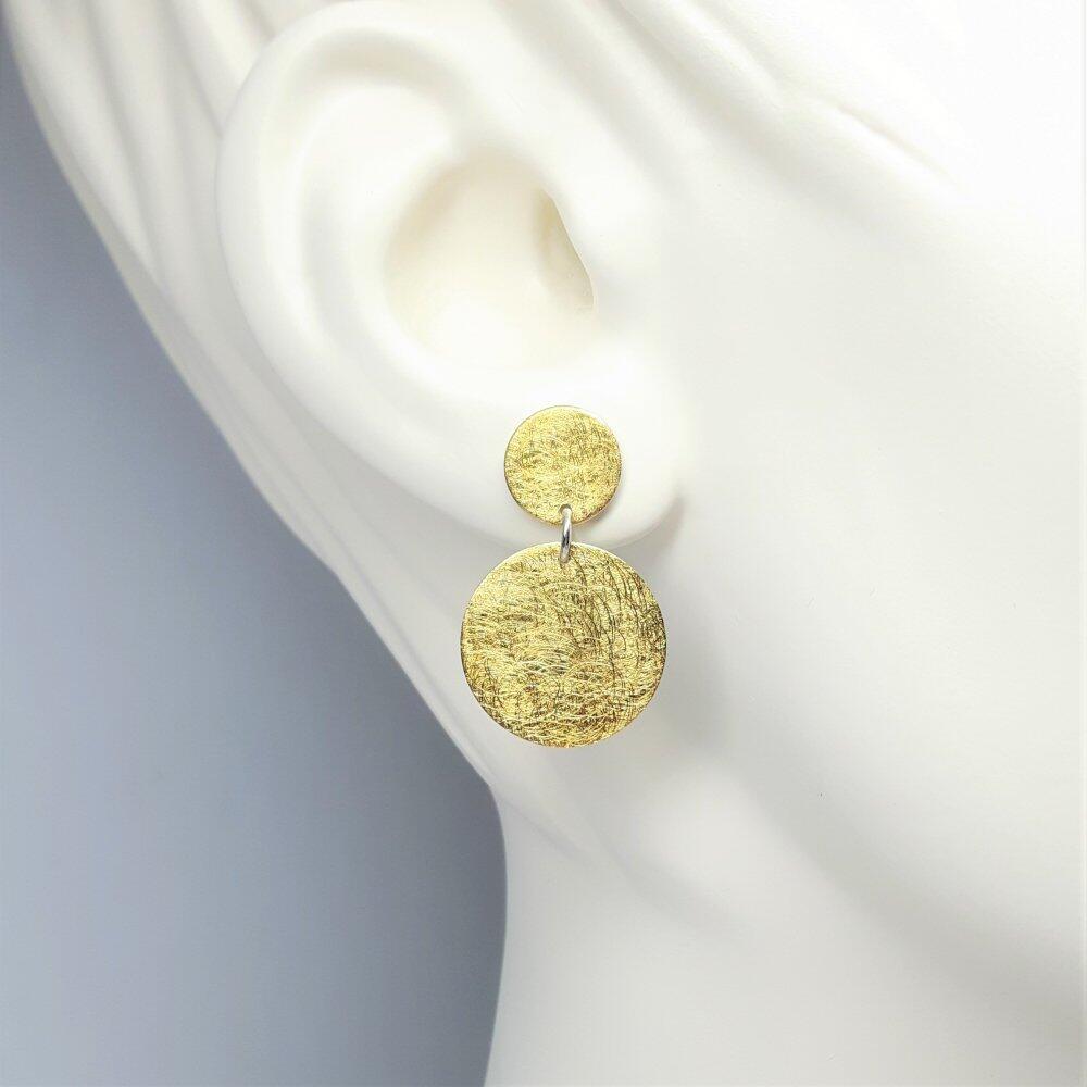 Stud earrings made of silver and fine gold.