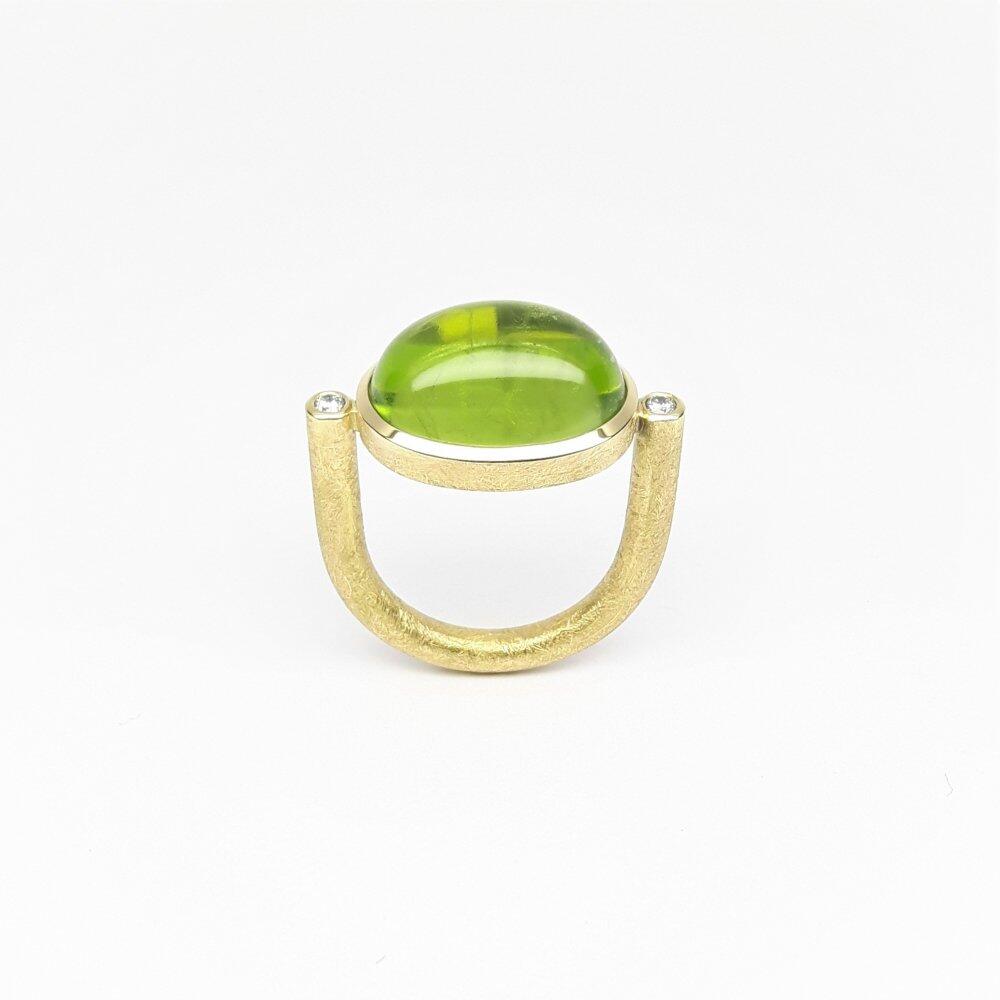 Ring in 18kt yellow gold, peridot and diamonds. Unique piece.