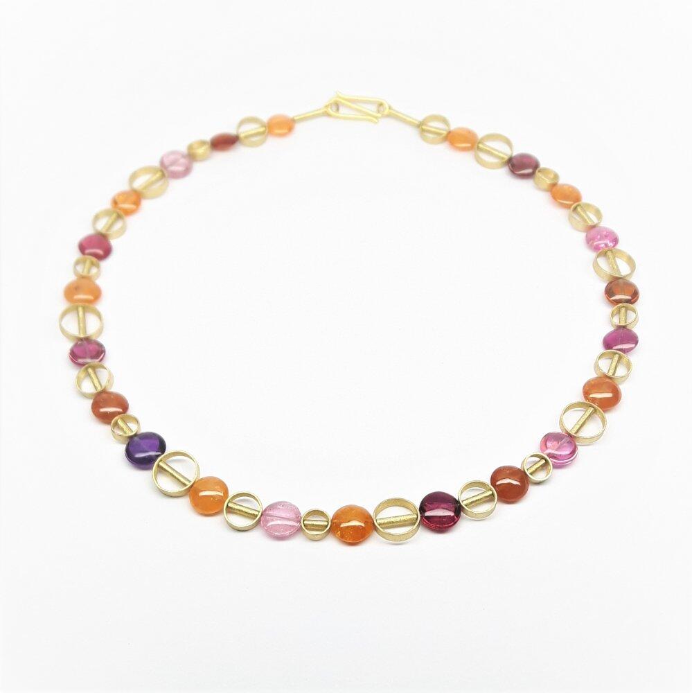 Halsschmuck aus 18kt Gelbgold, rosa Turmalin, Mandaringranat und Amethyst. Unikat.