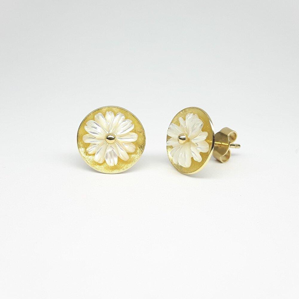 Boucles d’oreilles en or jaune 18kt et fleurs en nacre gravée ø10mm. Pièce unique.