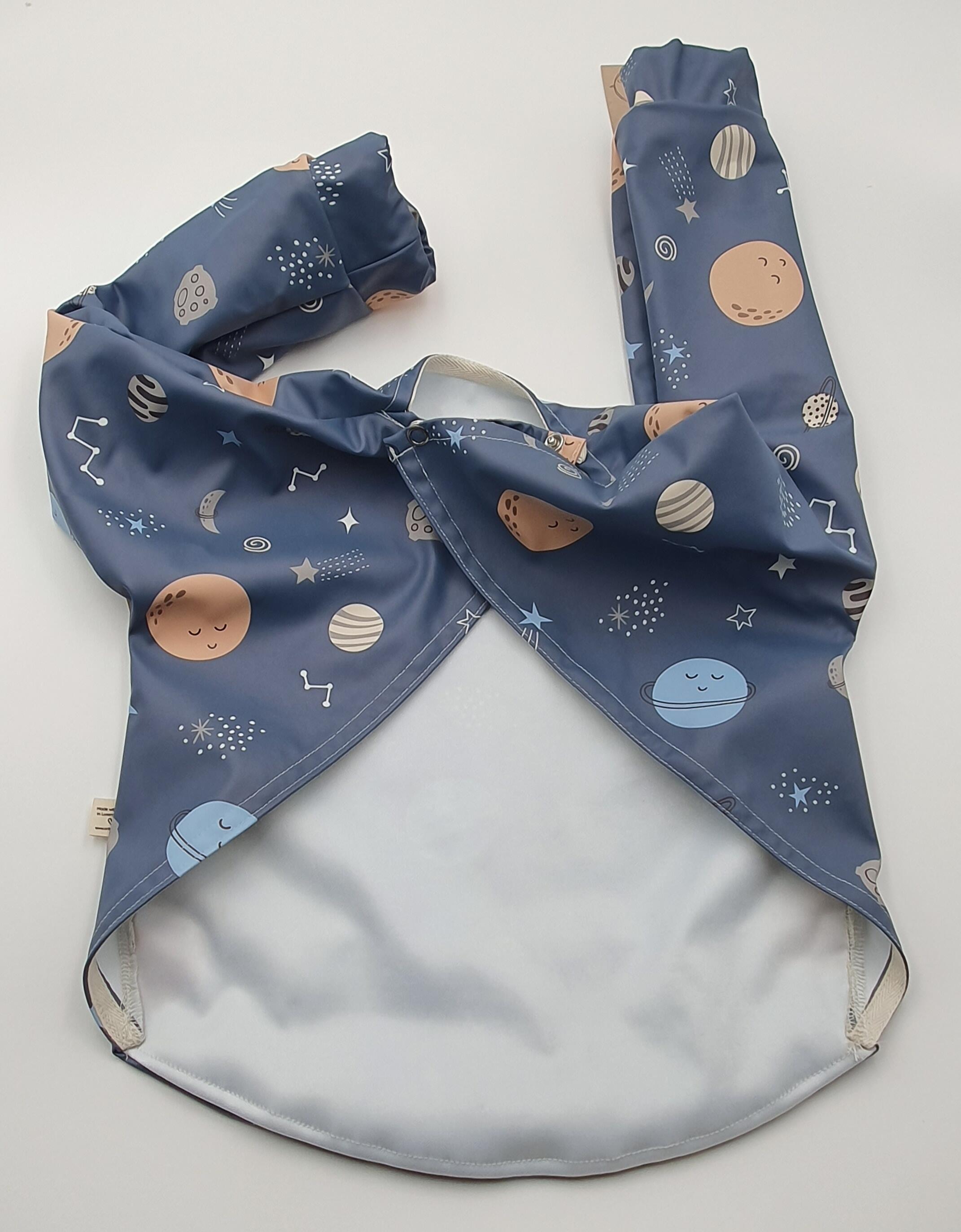 Bavoir avec manches (évolutif et imperméable) Made in Luxembourg "Planètes bleues"