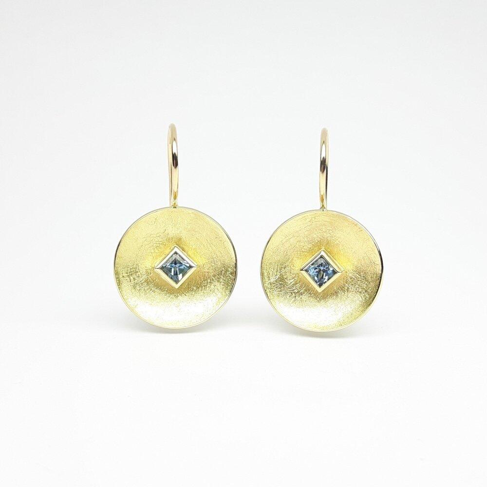 Boucles d'oreilles en or jaune 18kt et aigue-marine en taille princesse.