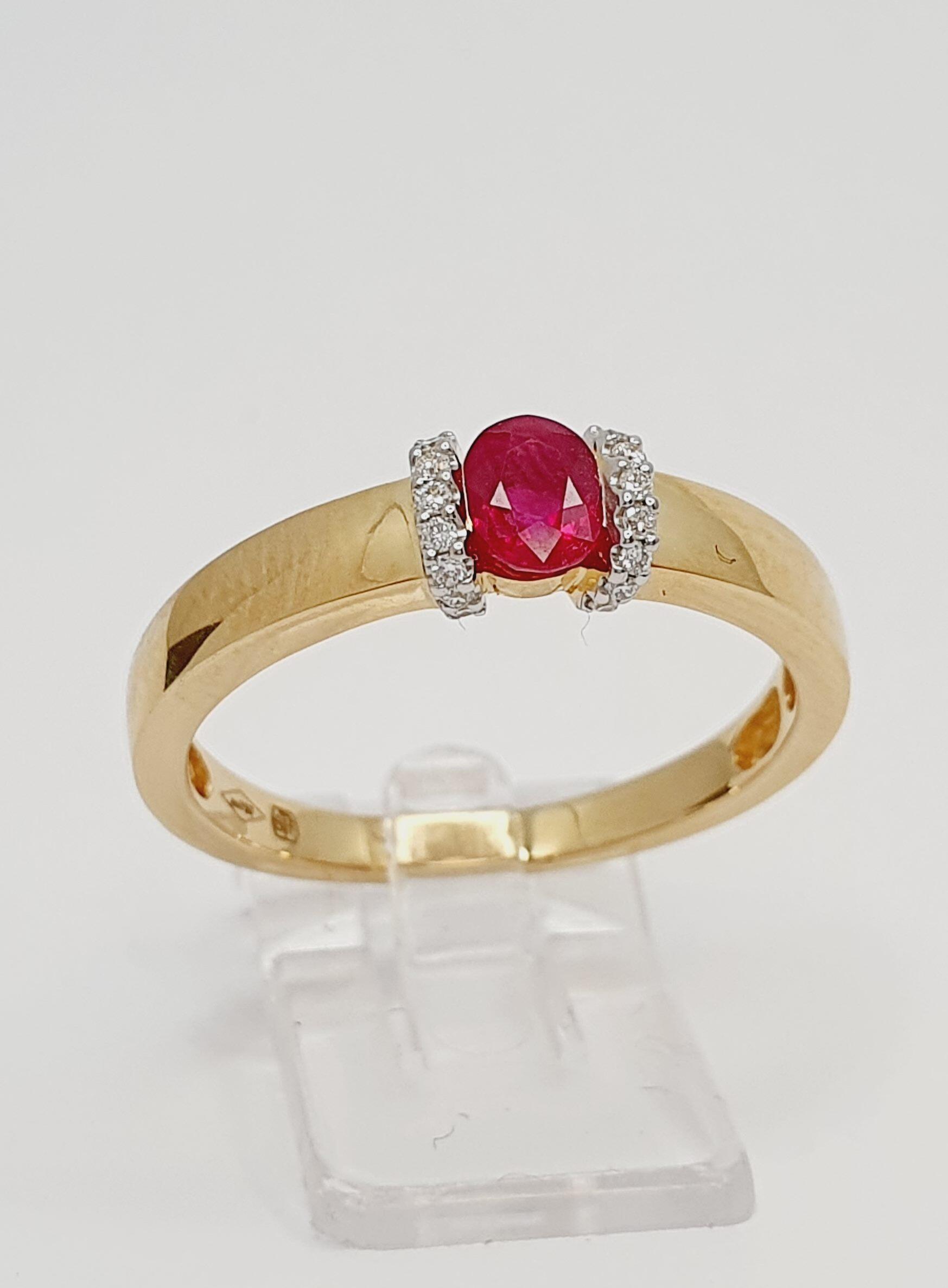 # Ring aus 18K Gelbgold mit 0.33ct Rubin und 0.06ct natürlichen Diamanten