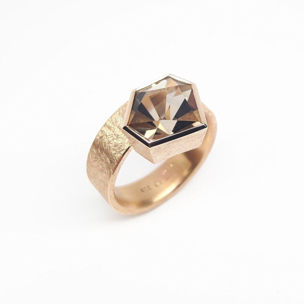 Bague en or rouge 18kt et quartz fumé fancy cut. Pièce unique.