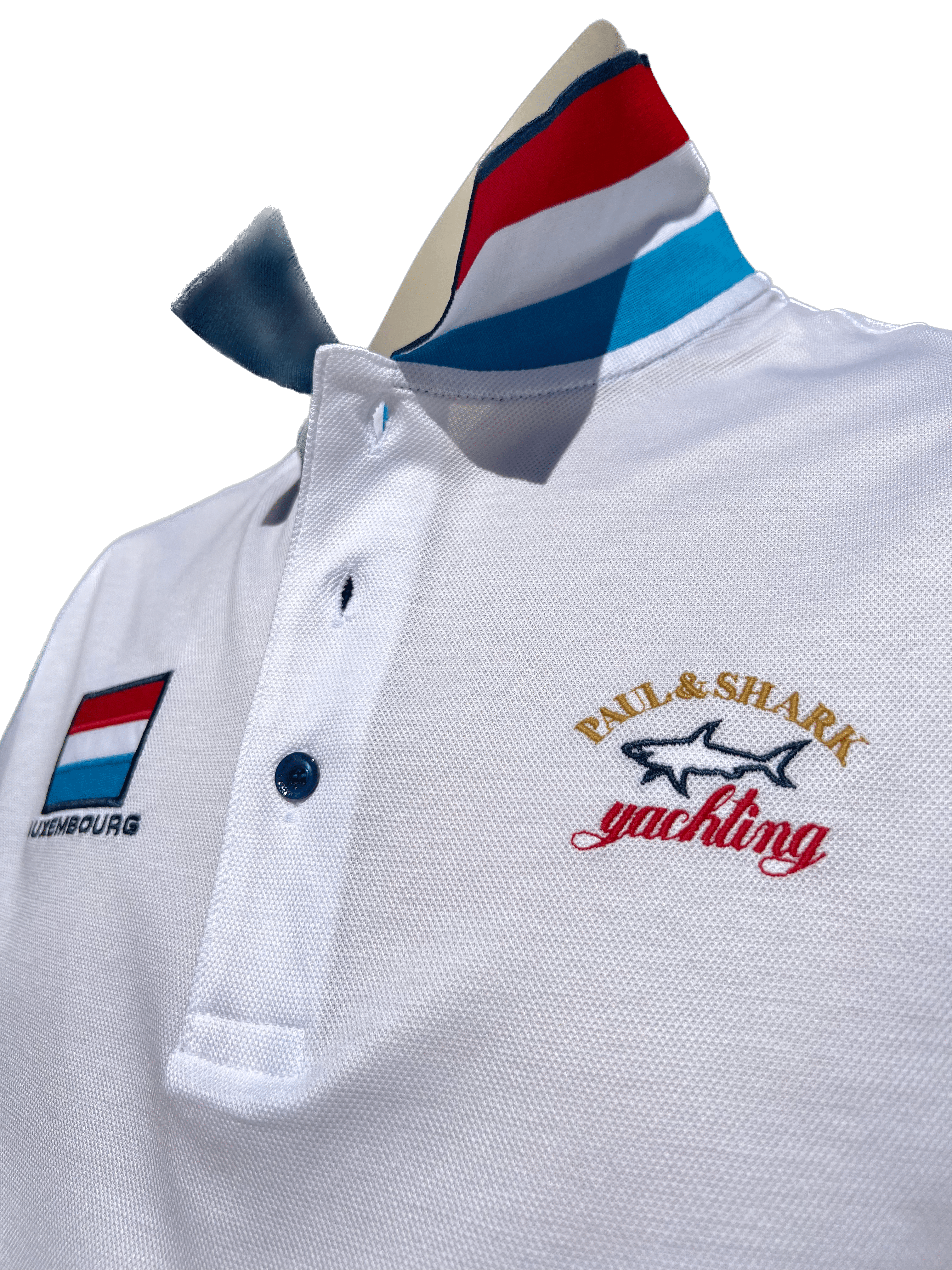 Paul&Shark Luxemburg Polo-Shirt in weiß mit Luxemburger Nationalflagge und Details in rot-weiß-blau.