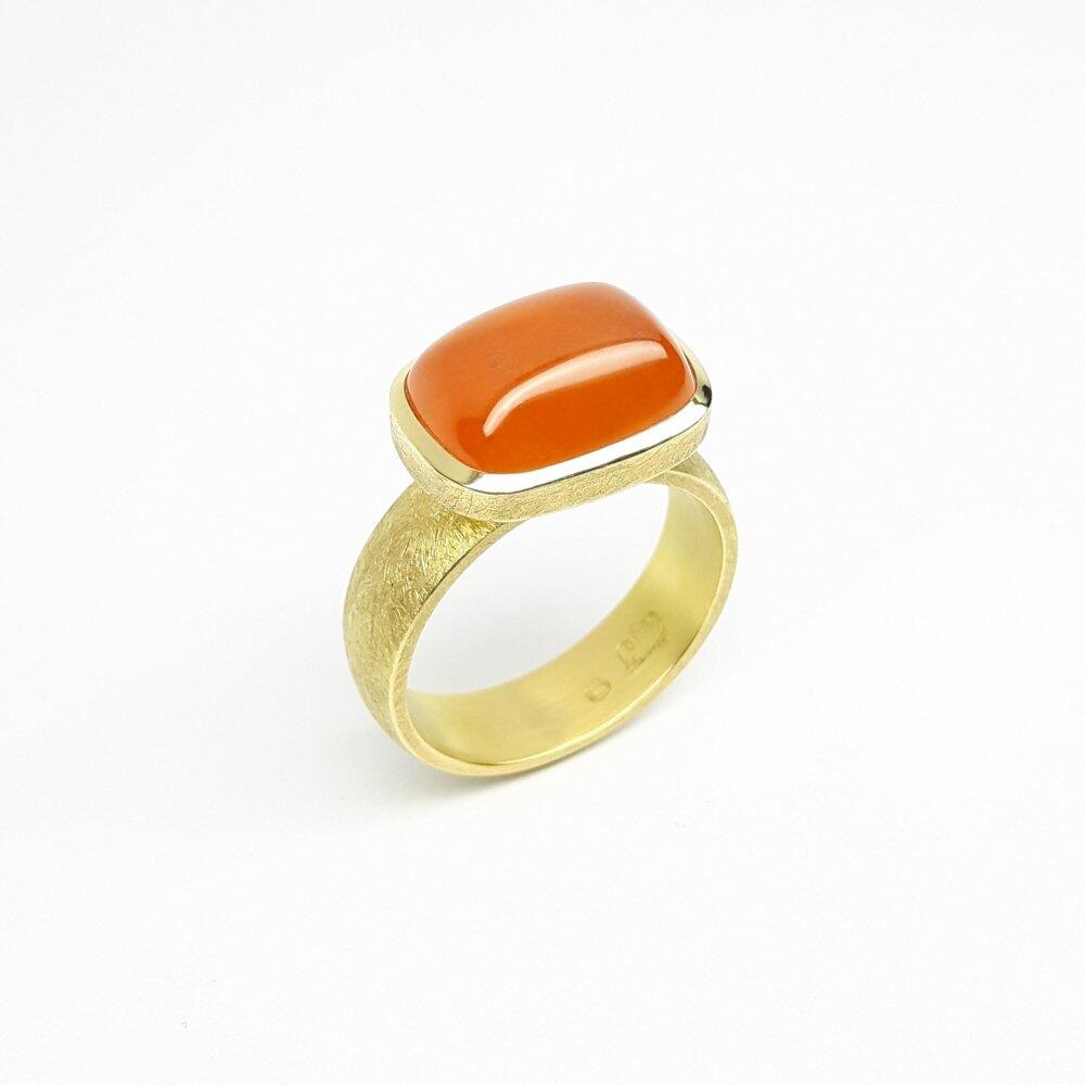 Bague en or jaune 18kt et grenat mandarin. Pièce unique.