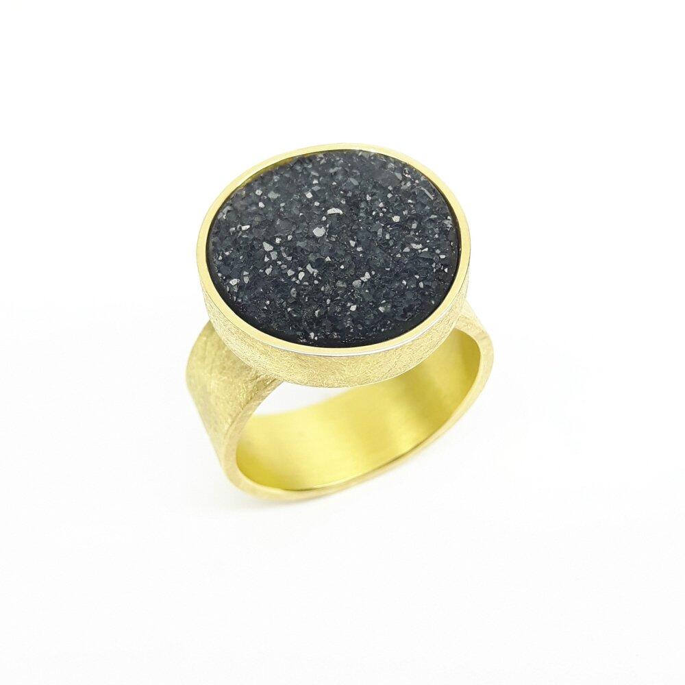 Ring aus 18kt Gelbgold mit kristallisiertem schwarzem Achat. Unikat.