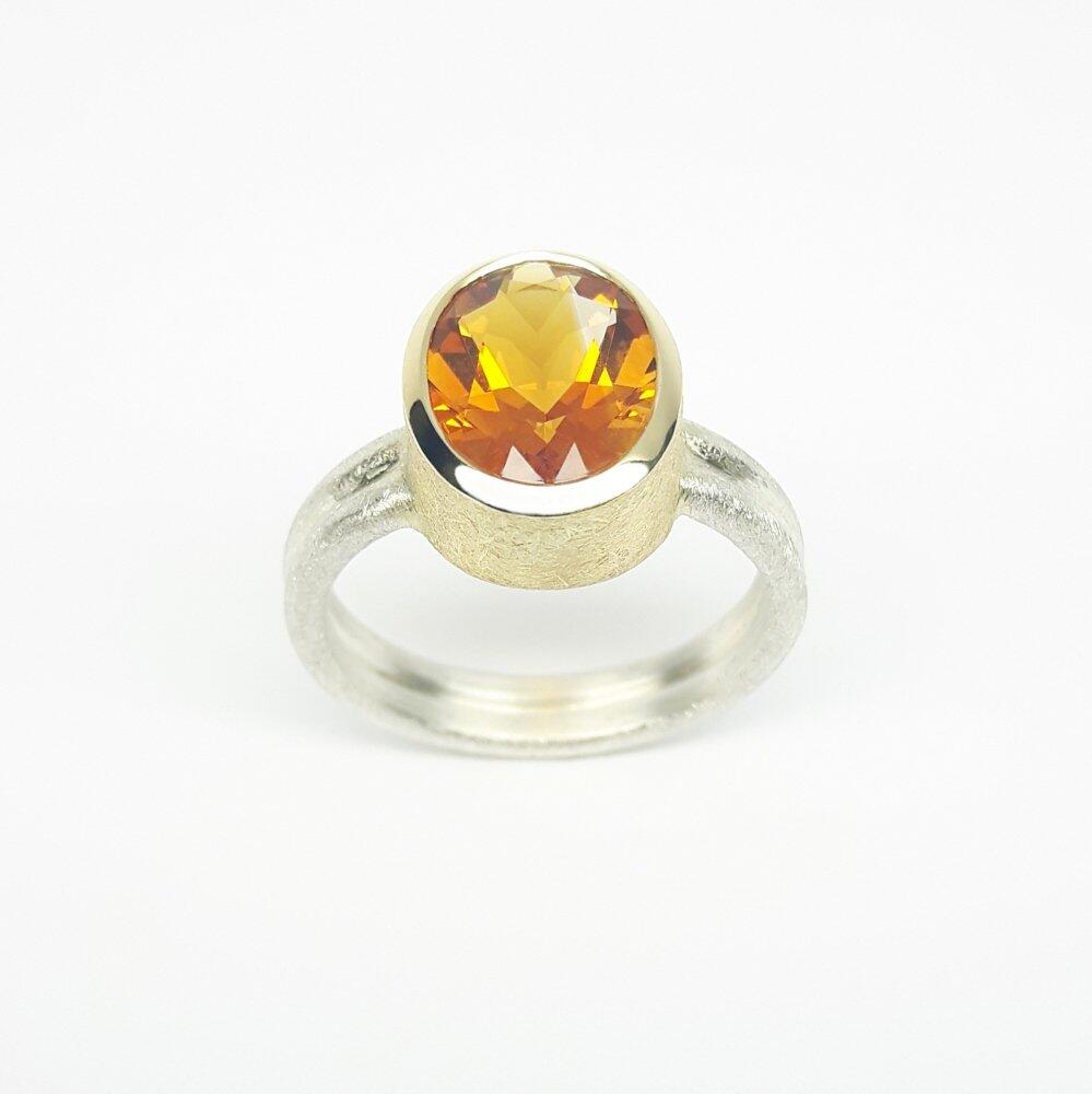 Bague en argent 925/-,  or jaune 18kt et citrine. Pièce unique.