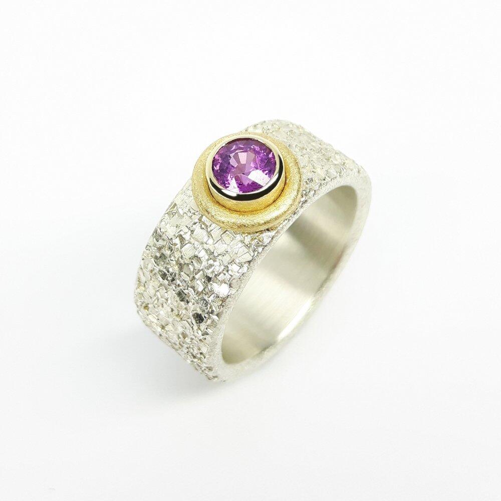 Bague martelée en argent 925/-,  or jaune 18kt, sertie d'un grenat pourpre. Pièce unique.