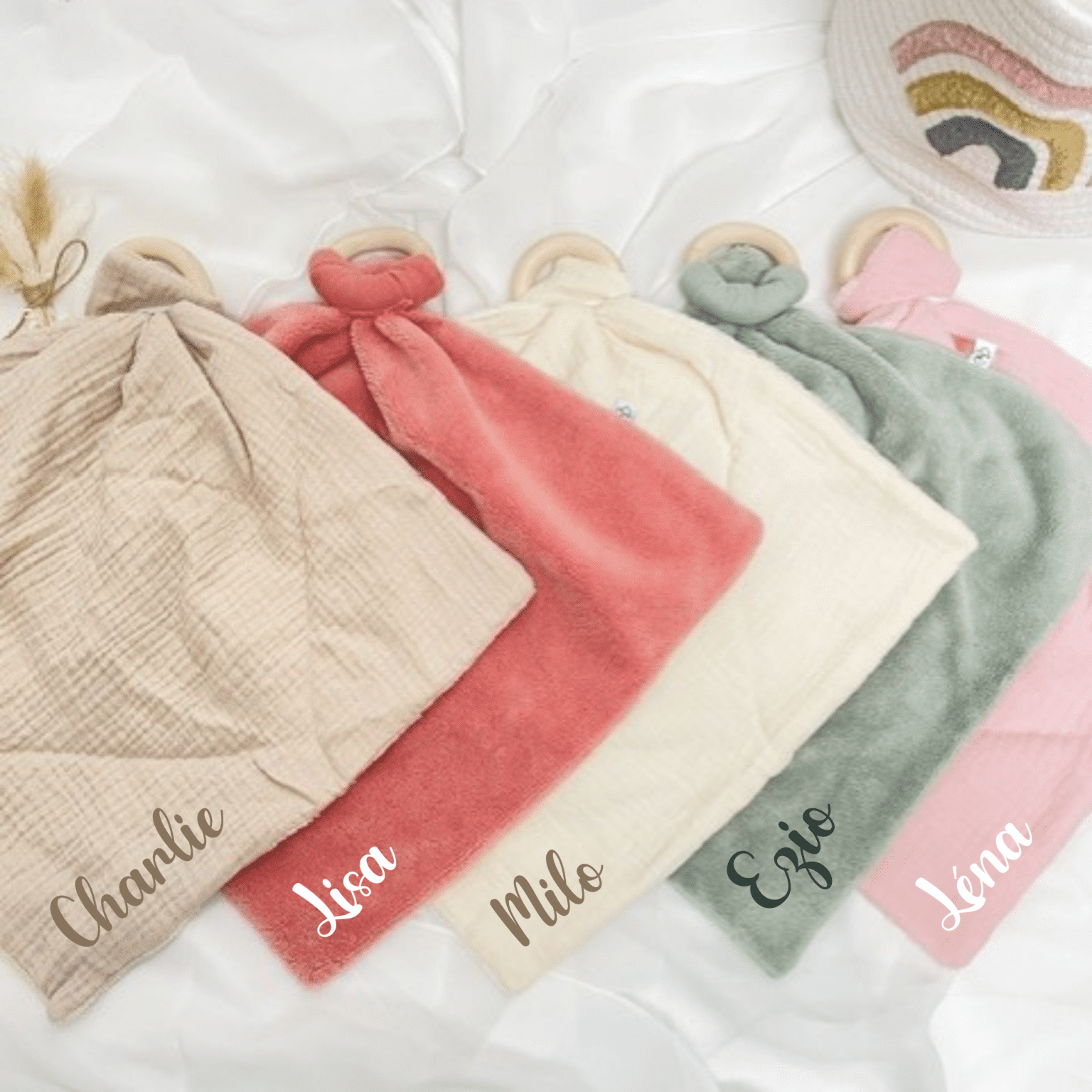 Doudou personnalisé avec anneau de dentition en bois