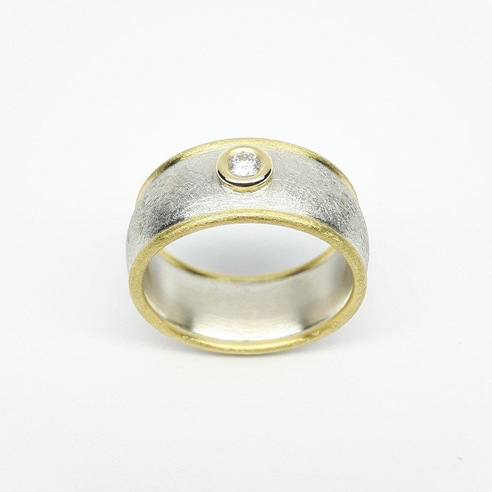 Bague en argent 925/-, or jaune 18kt et diamant. Pièce unique.