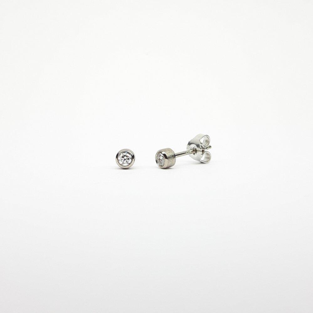 Boucles d'oreilles en or blanc 18kt et 0,2ct diamants Ø2,4mm.