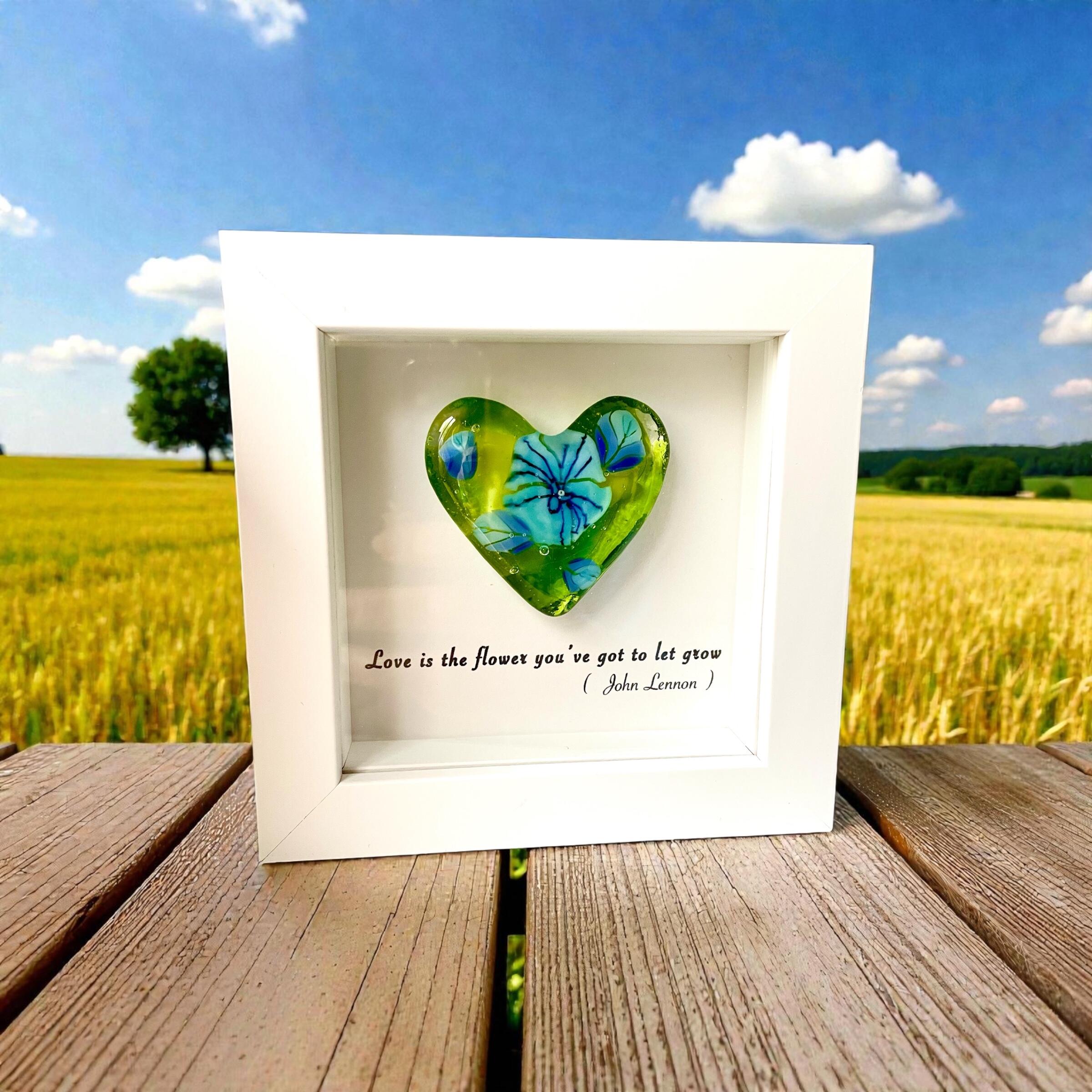 Cœur Millefiori en verre dans un cadre en bois blanc, pièce unique, fait main.