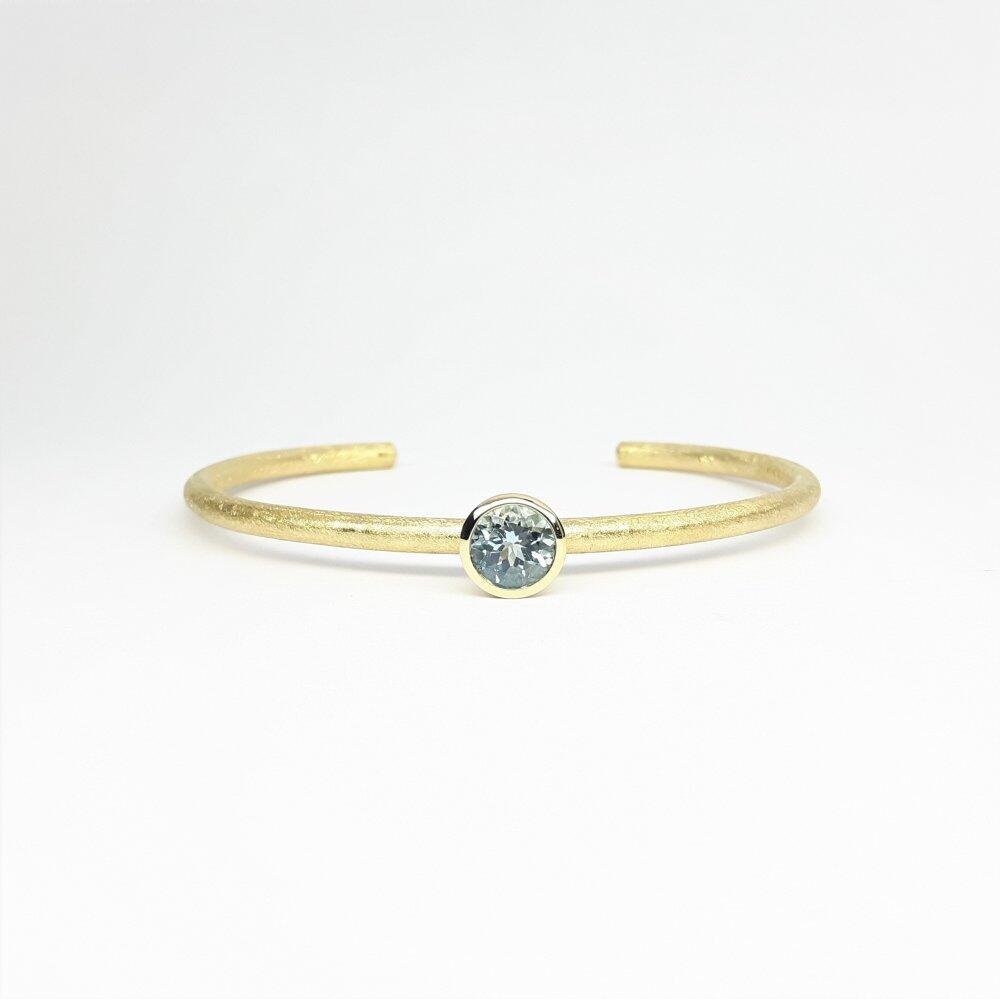 Bangle in 18kt yellow gold and aquamarine Ø7mm.