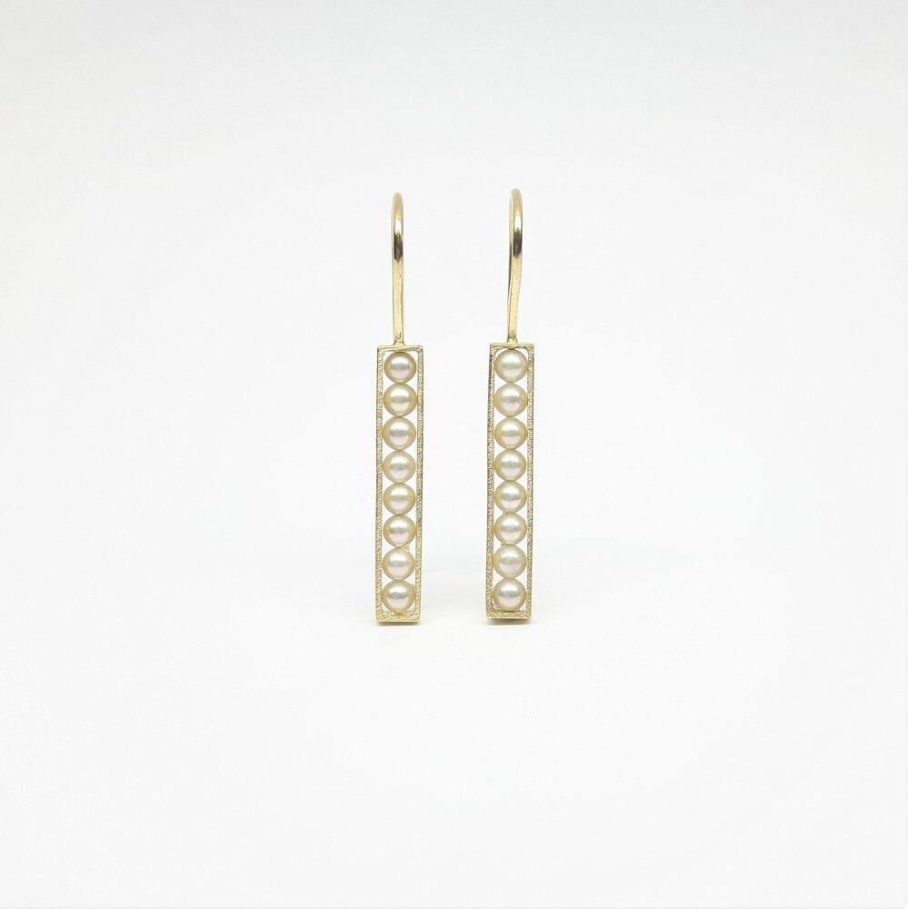 Earrings in 18kt yellow gold and 16 Akoya pearls.