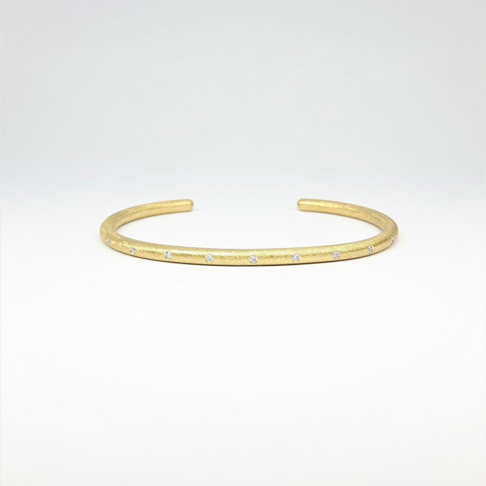 Bangle in 18kt yellow gold and 9 diamonds.