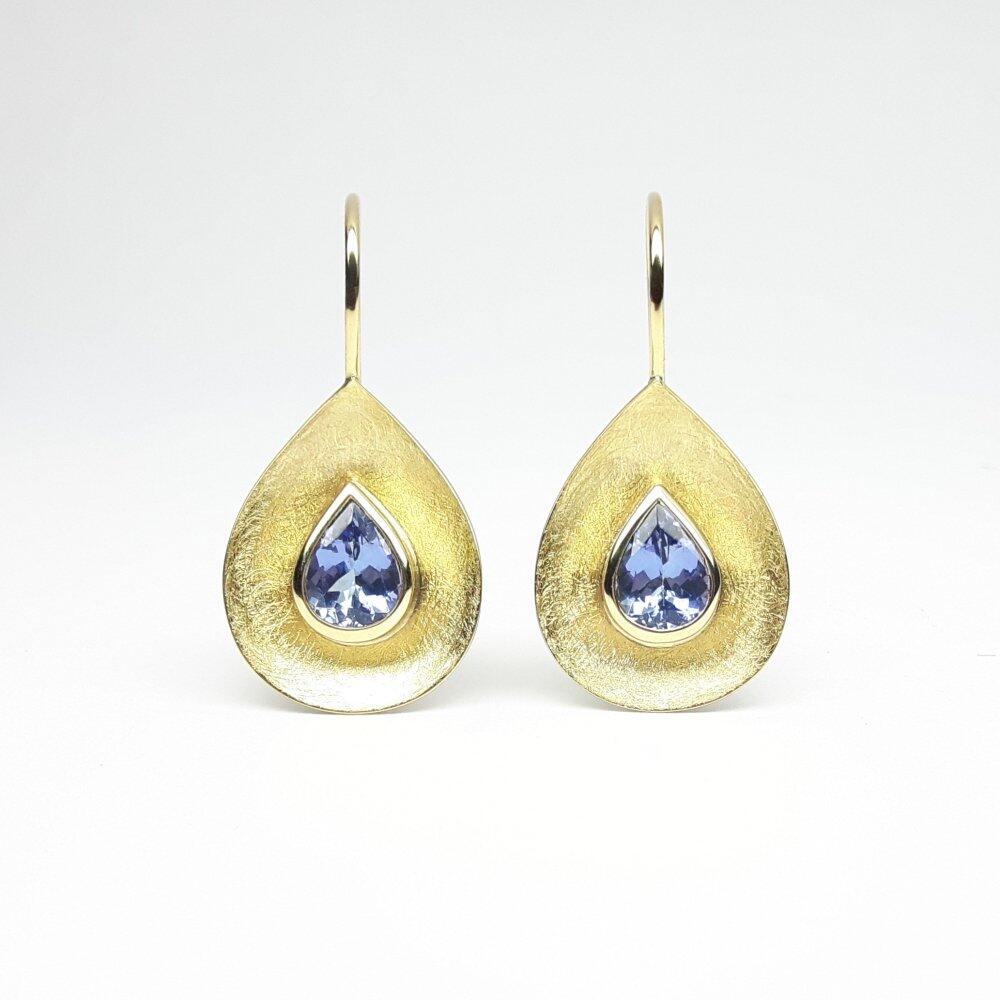 Boucles d'oreilles en or jaune 18kt et gouttes en tanzanite. Pièce unique.