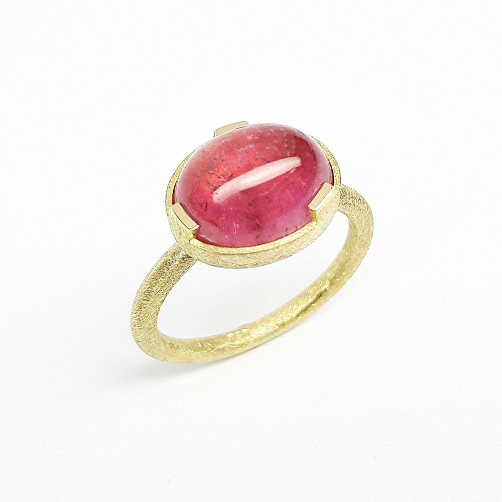 Bague en or jaune 18kt et tourmaline rose. Pièce unique.