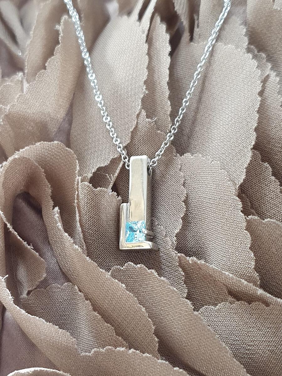 18K white gold chain with blue zircon