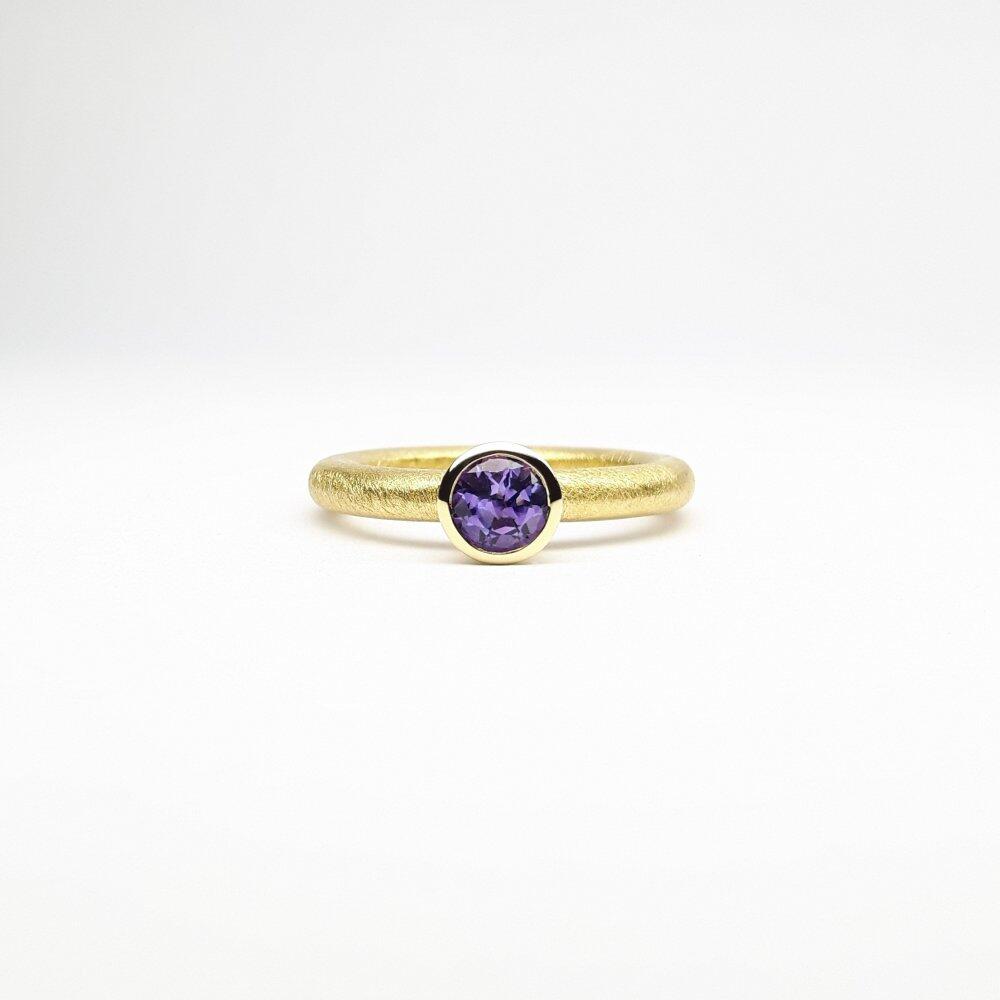 'combiring small', 18kt Gelbgold und Amethyst Ø5mm.