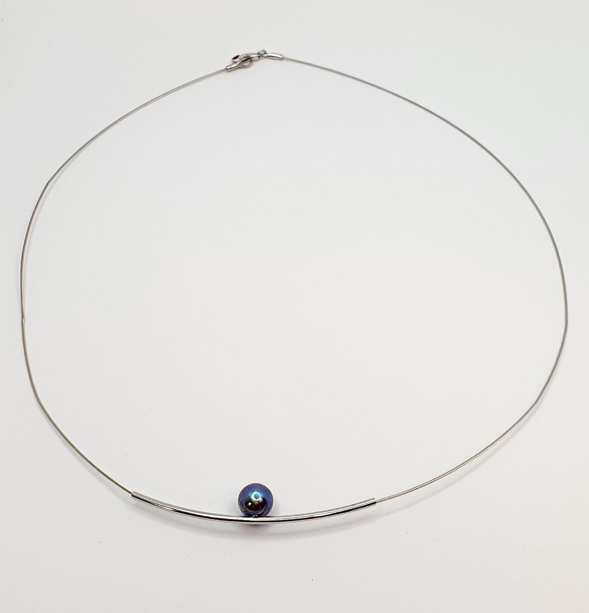 # White gold collar with pearl