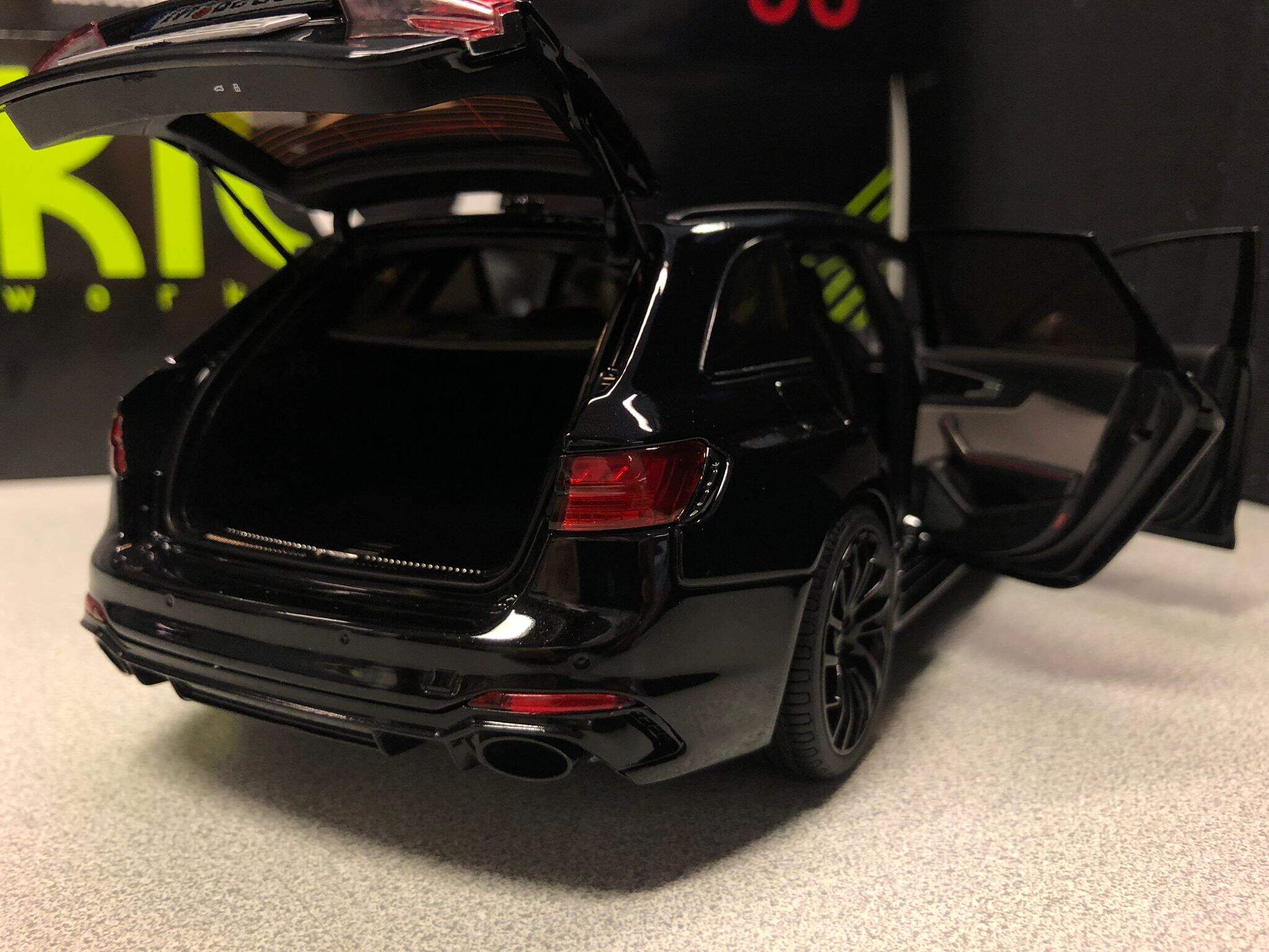 Audi RS4 B9 Avant Sabering Black 1:18 Autokol (Kilo Works) KLW000402